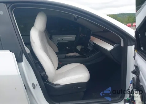 2021 Tesla Model Y Long Range Dual Motor All-Wheel Drive z USA, uszkodzony, nr VIN 5YJYGDEE8MF085574